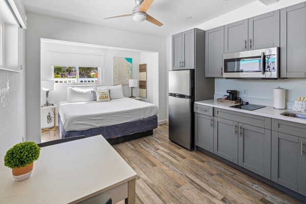 Individuell dekoriert, individuell eingerichtet, Schreibtisch