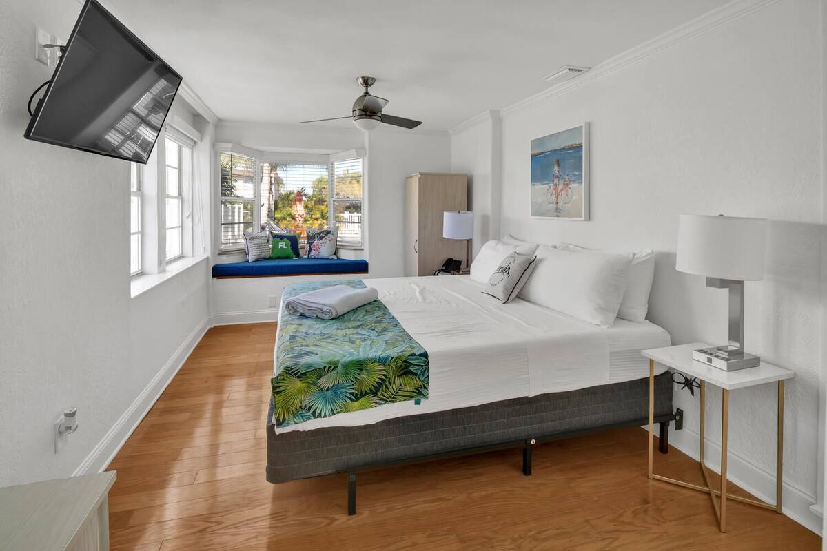 Beach Bungalow | Escritorio, cortinas opacas, tabla de planchar con plancha y wifi gratis