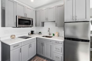 Suite estudio Premier | Cocina privada | Cafetera o tetera, artículos de limpieza y papel de cocina