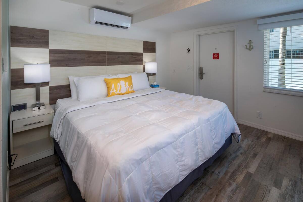 Escritorio, cortinas opacas, tabla de planchar con plancha y wifi gratis