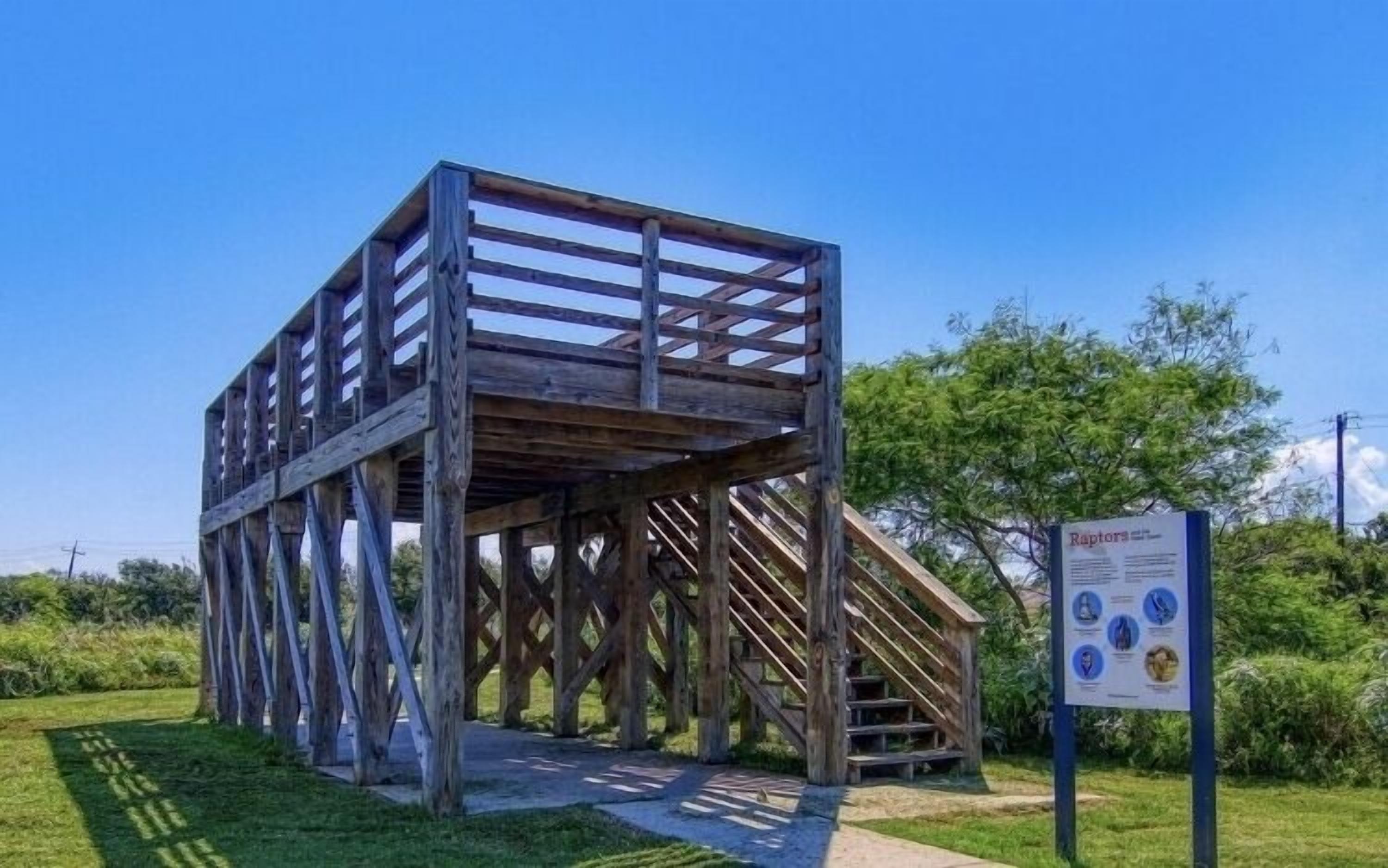 Eine Holzkonstruktion mit einer Treppe, die zu einer Plattform führt.