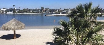 Vacay Getaway! Cozy Coastal South Bay Blue Bungalow