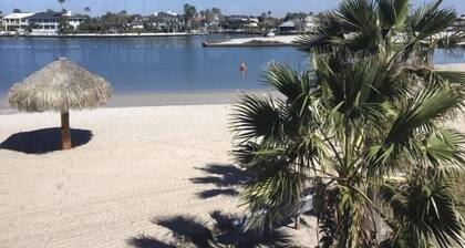 Vacay Getaway! Cozy Coastal South Bay Blue Bungalow