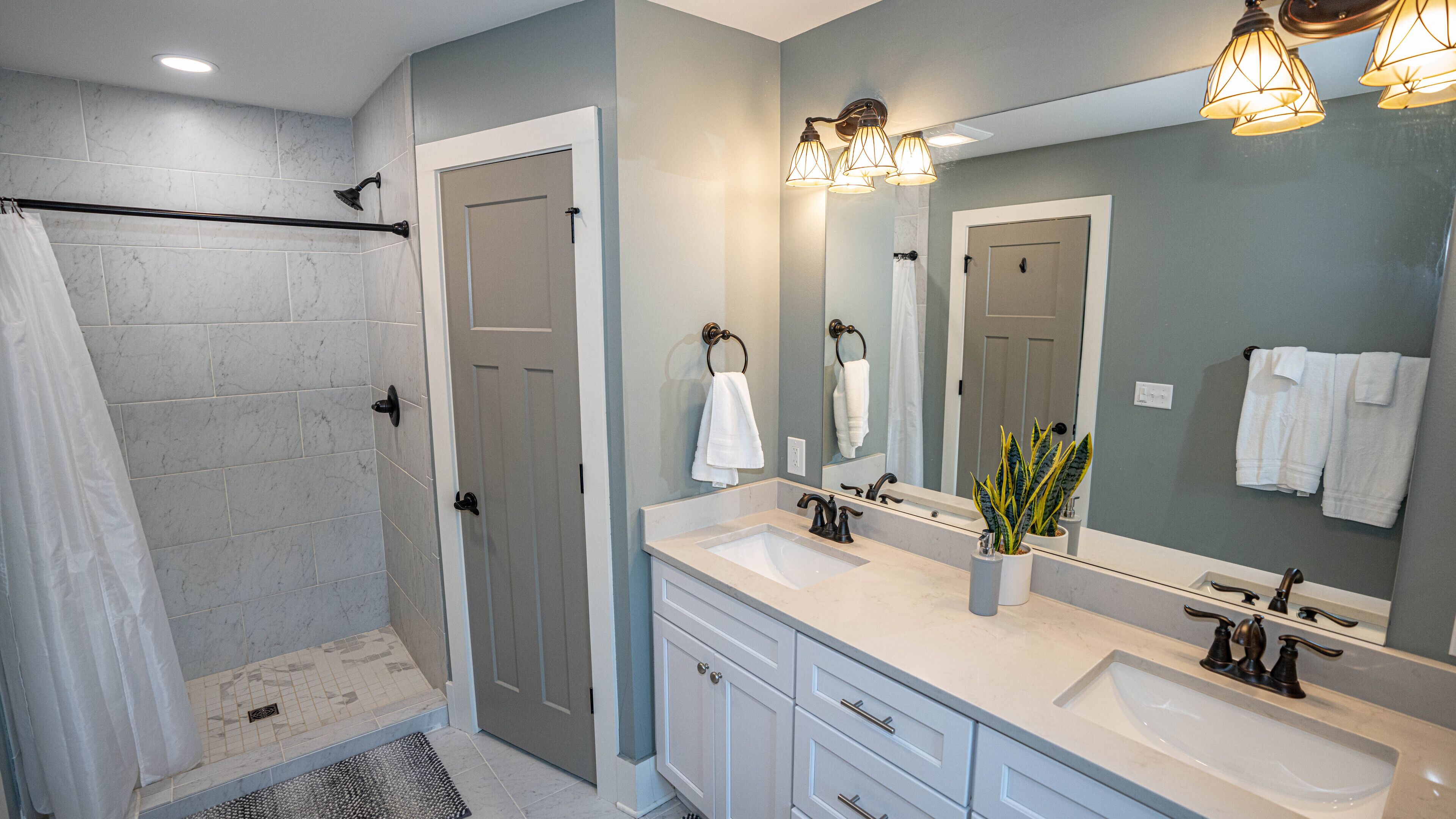 Combined shower/bathtub, hair dryer, towels, soap
