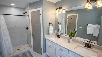 Combined shower/bathtub, hair dryer, towels, soap