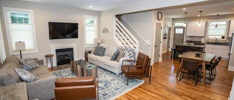 Smart-TV, Kamin, Videospiele, Bücher