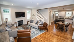 Smart-TV, Kamin, Videospiele, Bücher