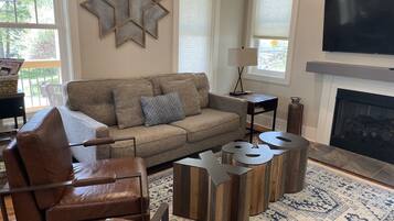 TV connectée, cheminée, jeux vidéo, livres