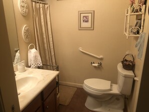 Douche, séchoir à cheveux, serviettes fournies, savon