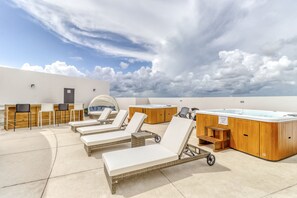 Terrace/patio - Luxury apartment in a new complex w/ WiFi, AC & shared pools/hot tubs/kayaks (Playa del Carmen)
