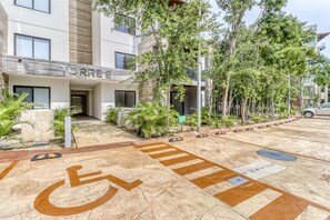 Exterior - Luxury apartment in a new complex w/ WiFi, AC & shared pools/hot tubs/kayaks (Playa del Carmen)