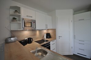 Kühlschrank, Mikrowelle, Ofen, Geschirrspüler