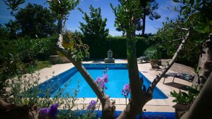 A swimming pool surrounded by lush greenery and a stone fountain. - STUDIO FULL OF CHARM AND BRIGHT "BETWEEN EARTH AND SEA" SWIMMING POOL, GARDEN SPORTED. (Montady)