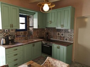 Fridge, oven, stovetop, coffee/tea maker - ASPASIA'S HOUSE in Zakros (Zakros)