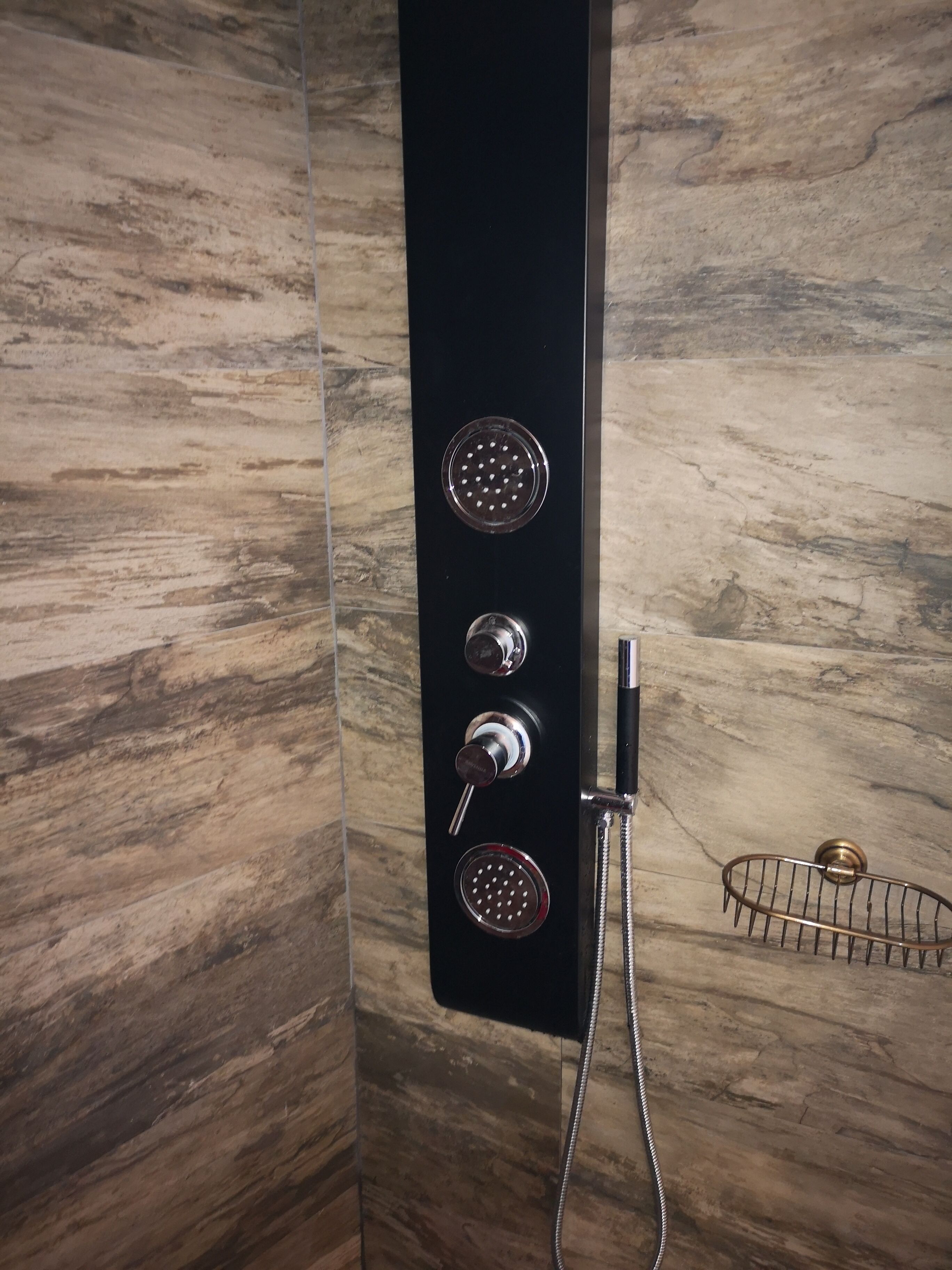 Combined shower/bathtub, jetted bath, hair dryer, towels