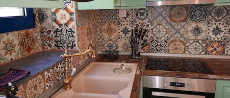 Refrigerador, horno, parrilla de estufa y cafetera y tetera