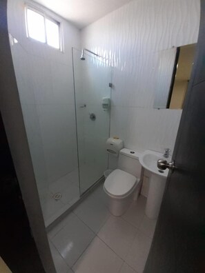 Chuveiro, toalhas de banho, sabonete 