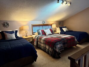 3 bedrooms, free WiFi, bed sheets - Aspen West #5 Townhouse with High Speed Wifi (Red River)