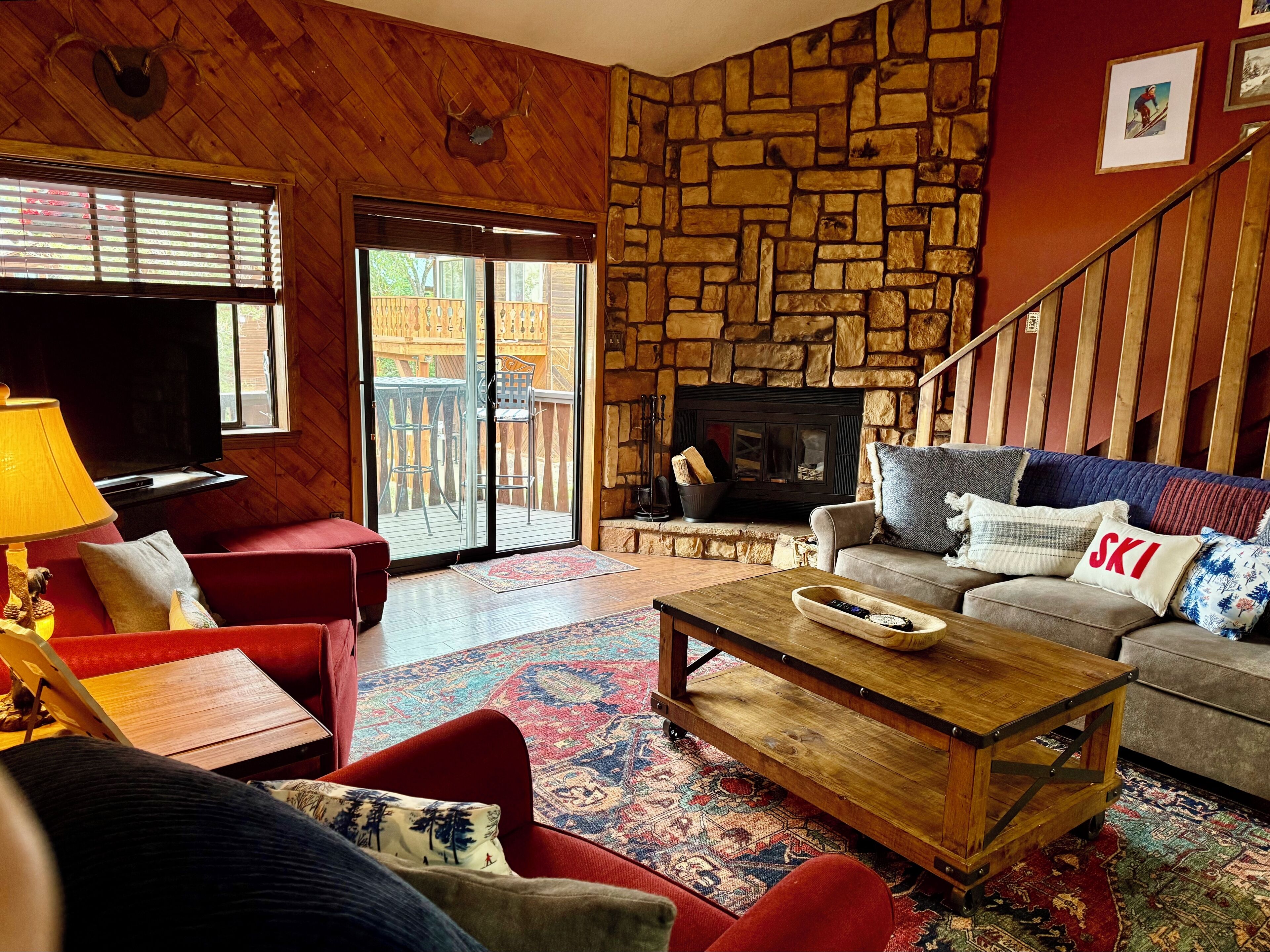 Televisión, chimenea, reproductor de DVD