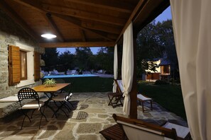 Outdoor dining - La Casa dei Farfui is ideal for relaxing strolling, cycling (Momjan)