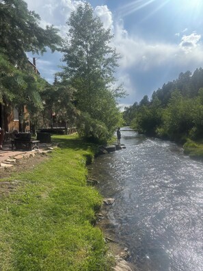 Property grounds - Streamside Retreat on the River with High Speed Wifi and AC (Red River)