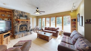 TV, fireplace, DVD player - Streamside Retreat on the River with High Speed Wifi and AC (Red River)