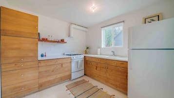 Fridge, oven, stovetop, coffee/tea maker