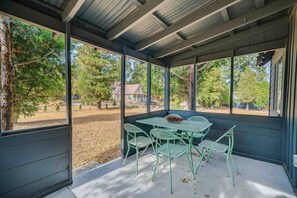 Outdoor dining - Cabin #7 - The Perch at Twin Peaks (Twin Peaks)