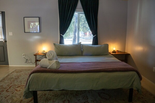 1 bedroom, desk, iron/ironing board, travel cot - Cabin #7 - The Perch at Twin Peaks (Twin Peaks)