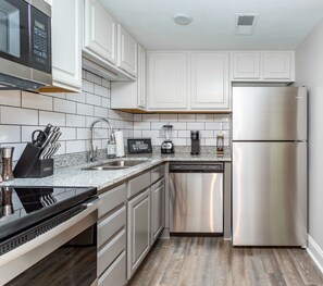 Mikroaaltouuni, astianpesukone, kahvin-/teenkeitin