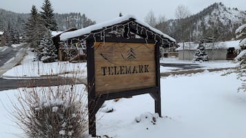 Een houten bord met de tekst 'TELEMARK' en een berg- en boomafbeelding.