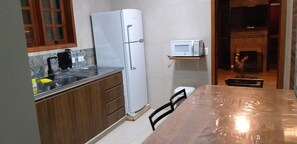 Geladeira, micro-ondas, fogão, cooktop