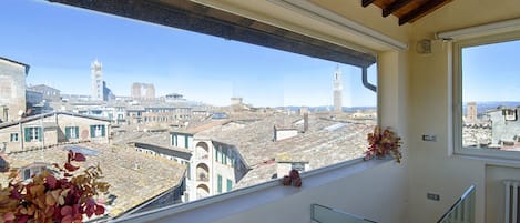 Suite Luxe, salle de bains attenante, vue ville (Roof Top Altana) | 1 chambre