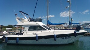 Un bateau blanc portant le numéro d’immatriculation 17 GE 1066.0 était amarré dans une marina.