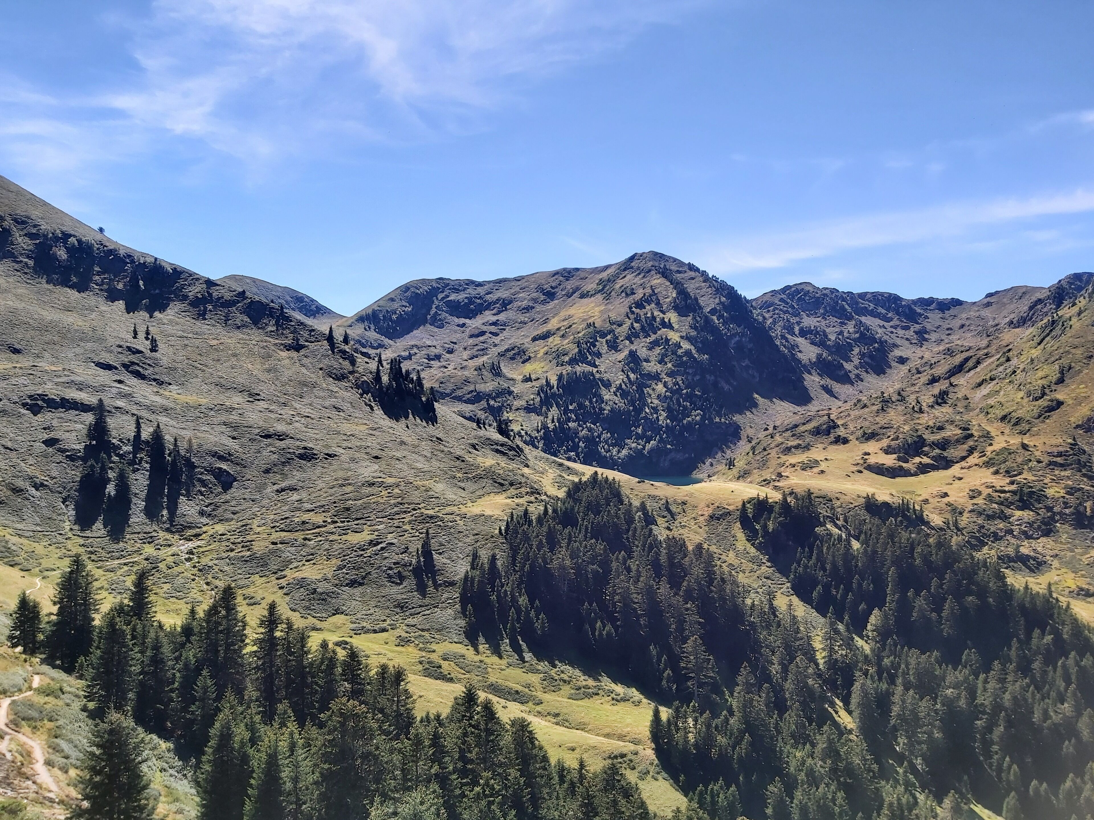 Een bergachtig landschap met een heldere lucht.