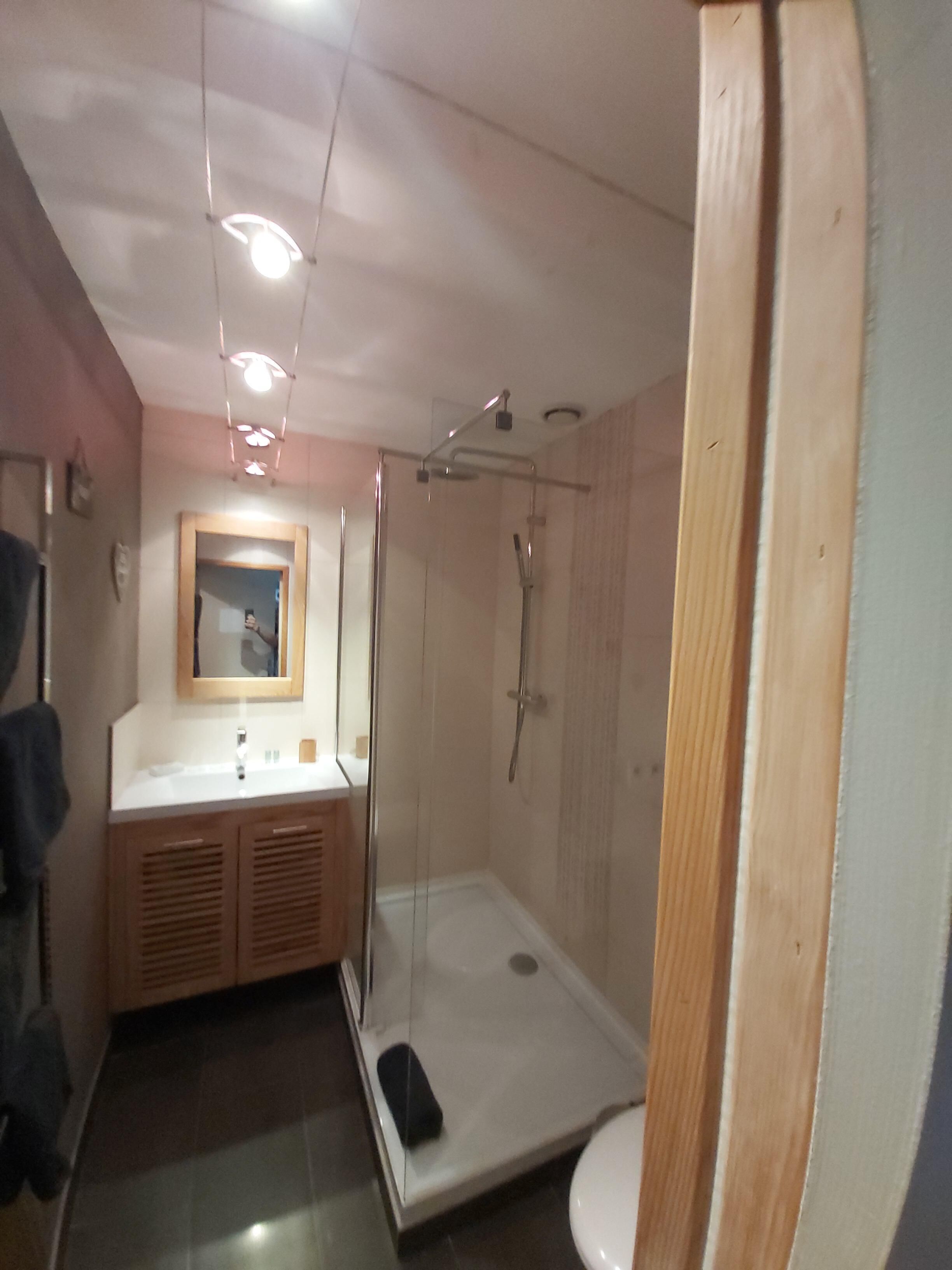 Ein Badezimmer mit Dusche, Toilette und Waschbecken.