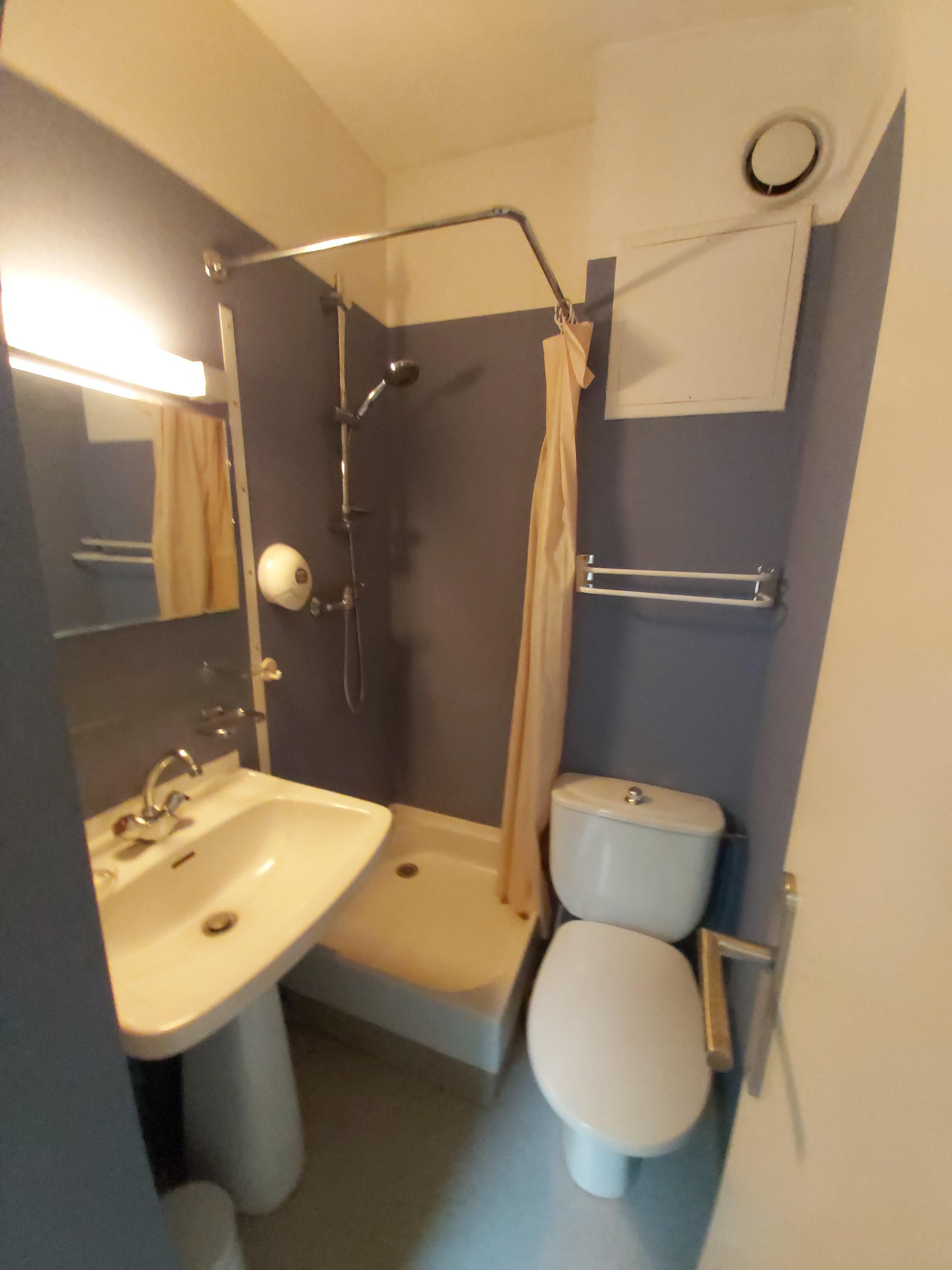 Ein Badezimmer mit Waschbecken, Toilette und Dusche.
