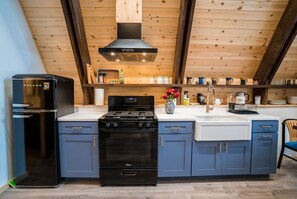 Kühlschrank, Ofen, Herdplatte, Wasserkocher mit Kaffee-/Teezubehör