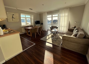Apartamento superior, baño privado | Salón