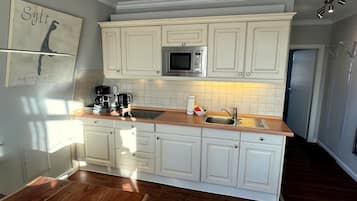 Superior Apartment, Private Bathroom | Private kitchen