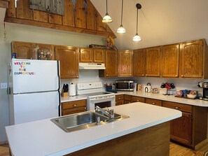 Horno, parrilla de estufa, lavavajillas y cafetera y tetera 
