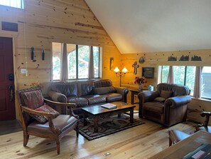 Televisión de pantalla plana, reproductor de DVD y tenis de mesa