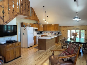 Oven, stovetop, dishwasher, coffee/tea maker - The Bunkhouse by the River with High Speed Wifi (Red River)