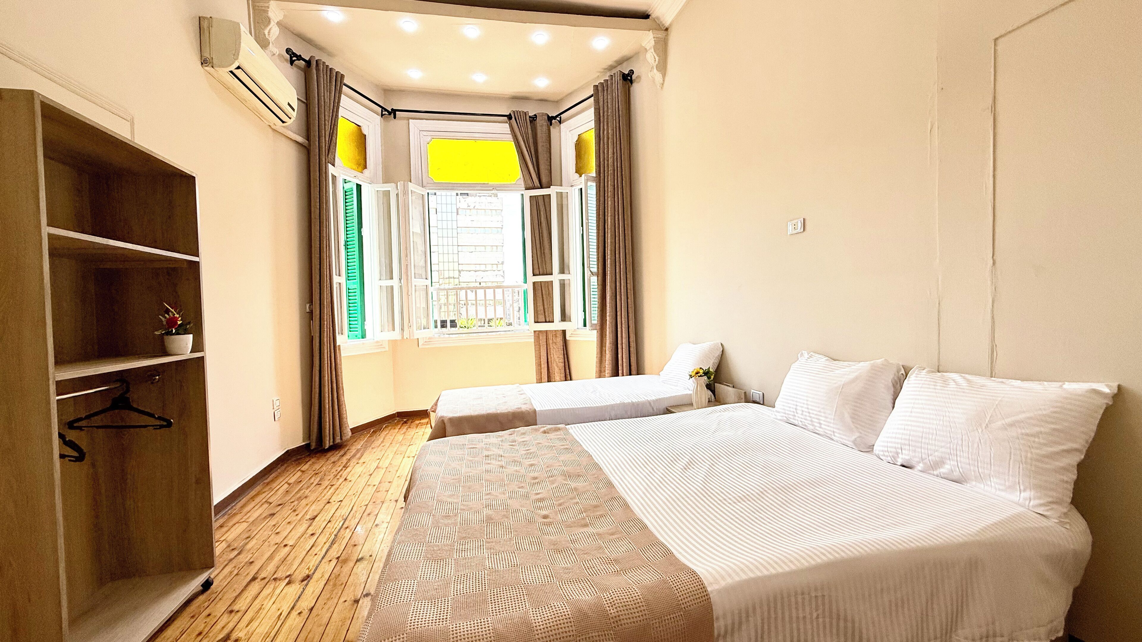 Eenvoudige slaapzaal | Lakens van Egyptisch katoen, luxe beddengoed, geluiddichte muren