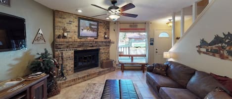 Televisión, chimenea y reproductor de DVD