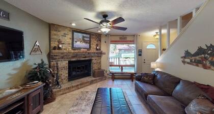 Grandview # 9 on kahden makuuhuoneen kaupunkitalo, joka sijaitsee kaupungin itäpäässä, mutta on kävelymatkan päässä t