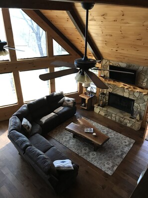 Televisio, takka, videopelejä, pöytäjalkapallopöytä