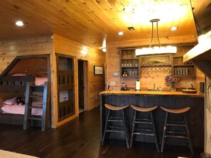 3 makuuhuonetta, silitysrauta/-lauta, ilmainen Wi-Fi, vuodevaatteet