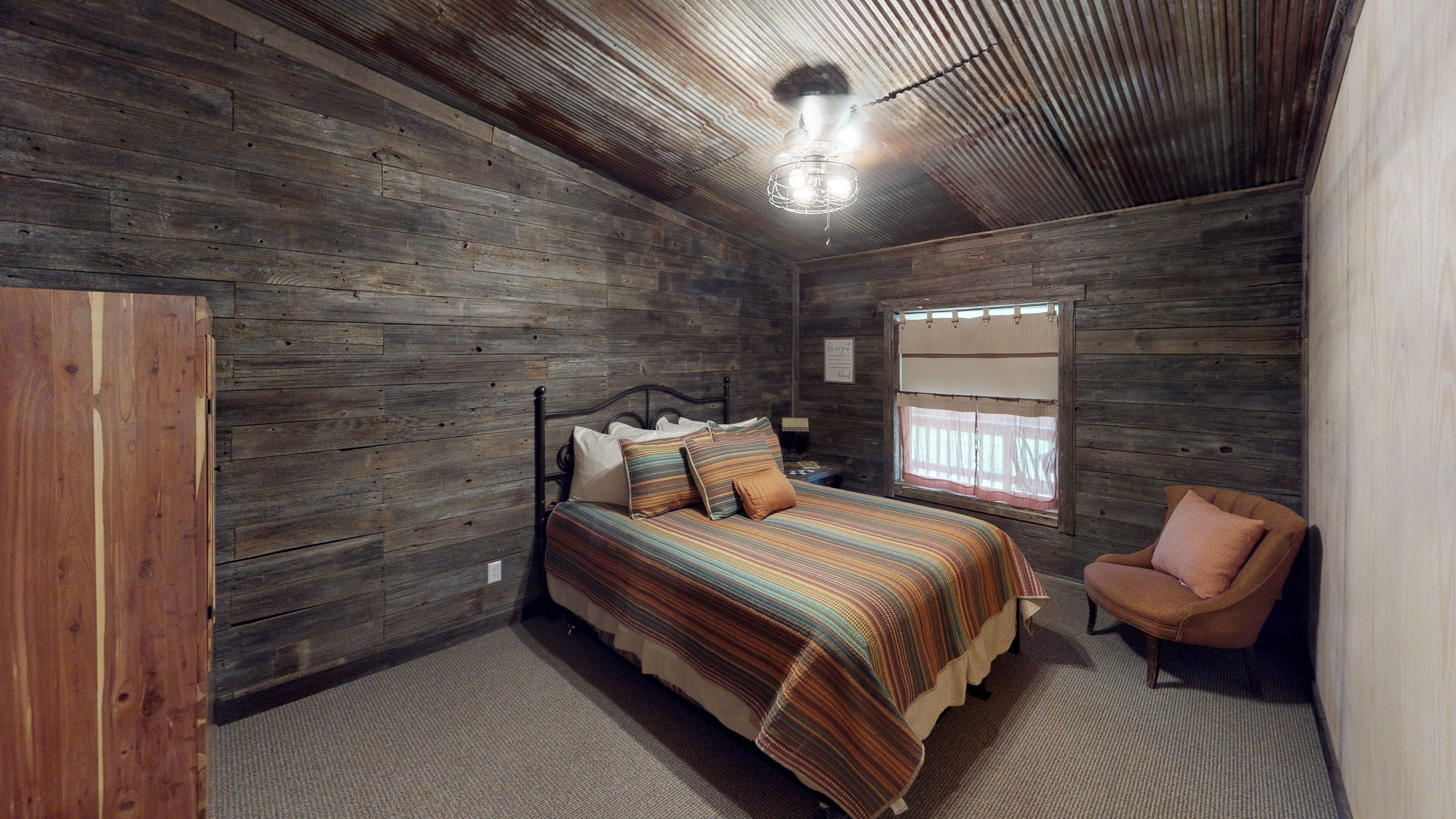 3 habitaciones, tabla de planchar con plancha, wifi y ropa de cama 