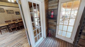 Dining - Line Shack on Tenderfoot Trail with High Speed Wifi (Red River)